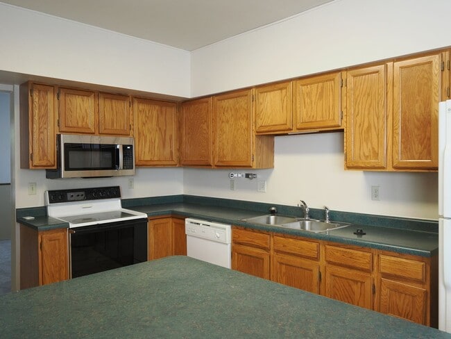 Building Photo - 3 Bdrm, 2.5 Bath Home off of Powers!