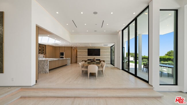 Building Photo - 365 Trousdale Pl