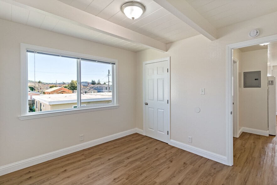 Building Photo - 1970 Powell St