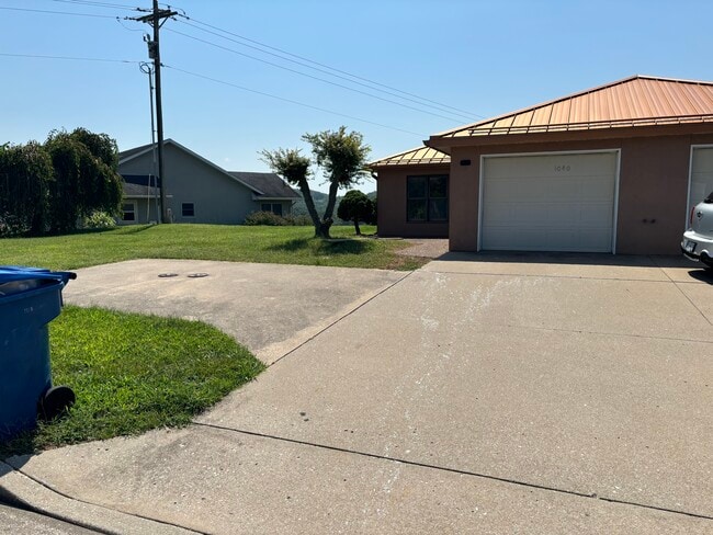 Building Photo - 1804 Cinnamon Dr