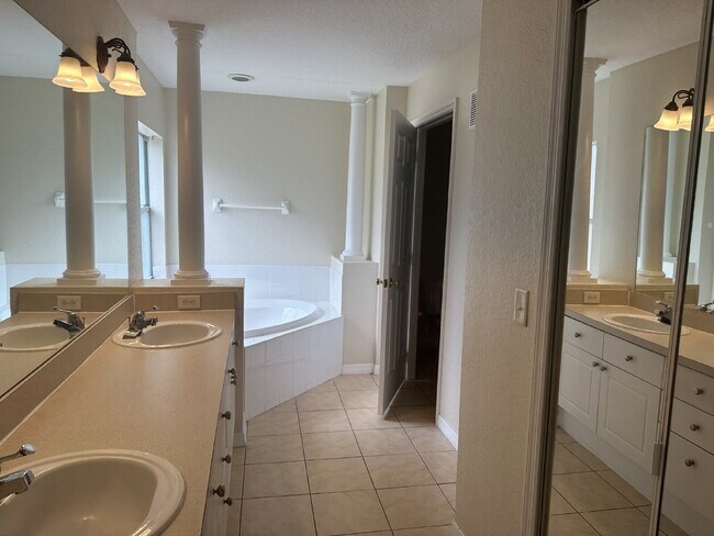 Building Photo - 2631 Emerald Lake Ct