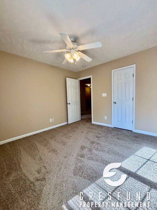 Building Photo - Spacious 3 Bed 2.5 Bath Townhouse - AVAILABLE FOR MOVE IN NOW!