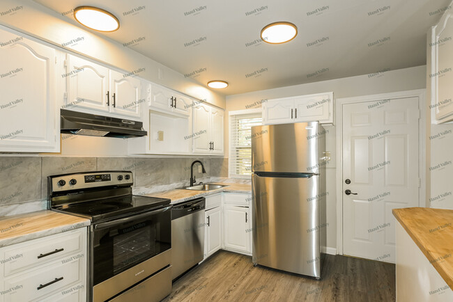 Building Photo - 1143 Roxton Dr
