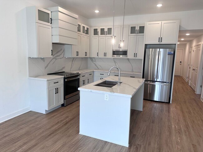 Building Photo - 4 Bed | 3 Bath | 1 Car Garage Duplex in Kansas City