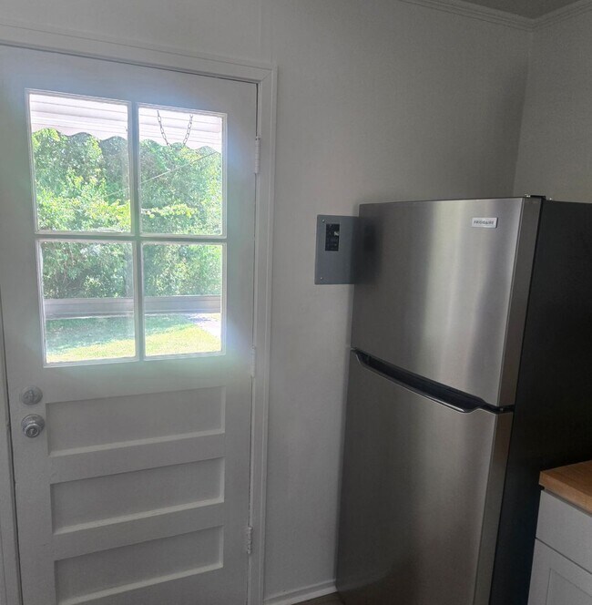 Building Photo - Charming Sunset Hills Condo