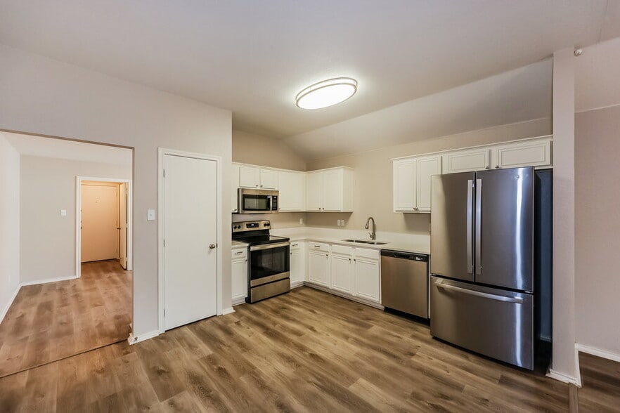 Building Photo - 3037 San Martin Dr