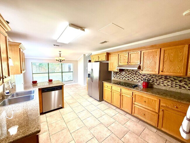 Building Photo - Stylish, Spacious & In a Prime Baton Rouge...