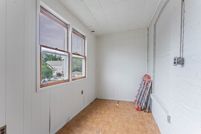 Building Photo - 4730 W Warwick Ave