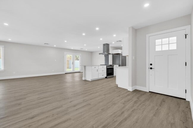 Building Photo - 6 BED/4 BATH Complete remodel with backyard pool & bar