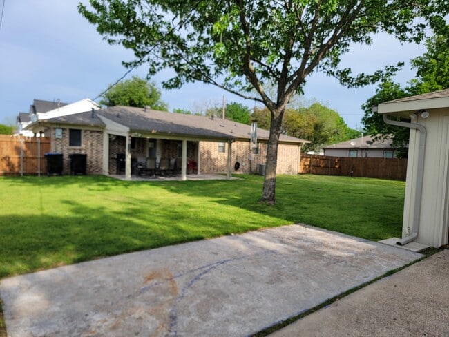 Building Photo - 2513 Brewster St
