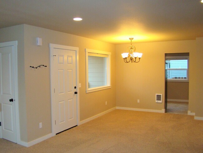 Building Photo - Charming 3 bedroom, 2 bath home