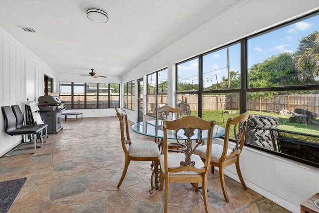 Building Photo - 481 SW Aster Rd