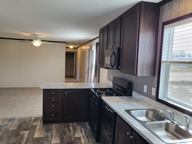 Building Photo - 126 Elm