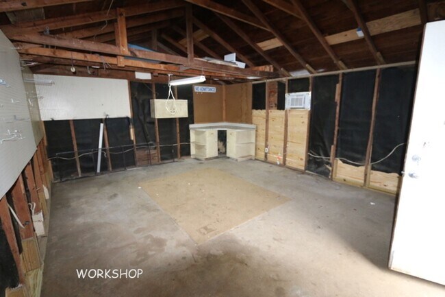 Building Photo - GREAT NEIGHBORHOOD - LOTS OF ROOM