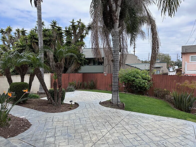 Building Photo - 620 N Paulina Ave