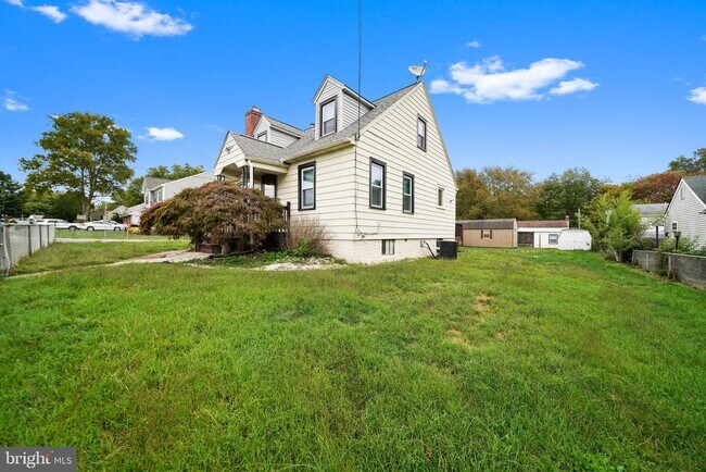 Building Photo - 624 Armstrong Ave