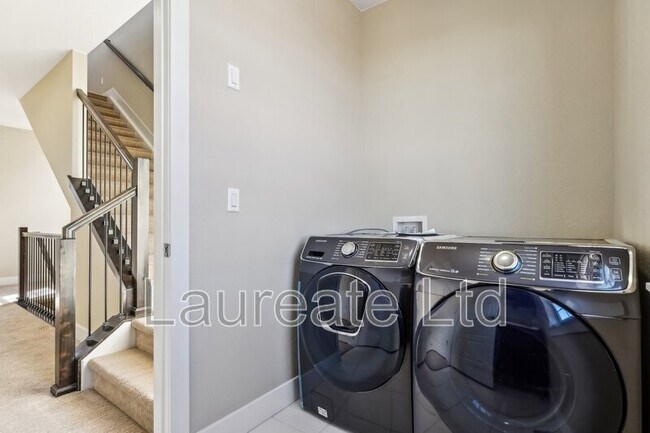 Building Photo - 5438 Valentia St