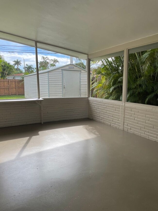 Building Photo - Hollywood Home