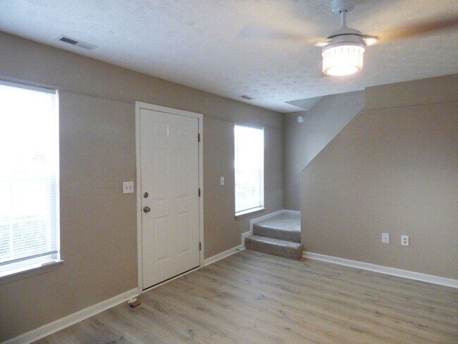 Building Photo - 338 E Oak St