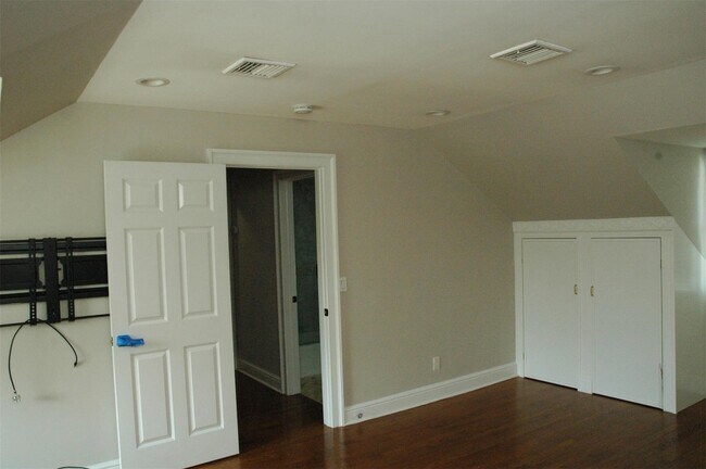Building Photo - 20 Annadale St