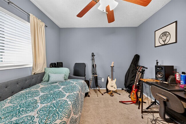 Building Photo - 930 Holly Hall Dr