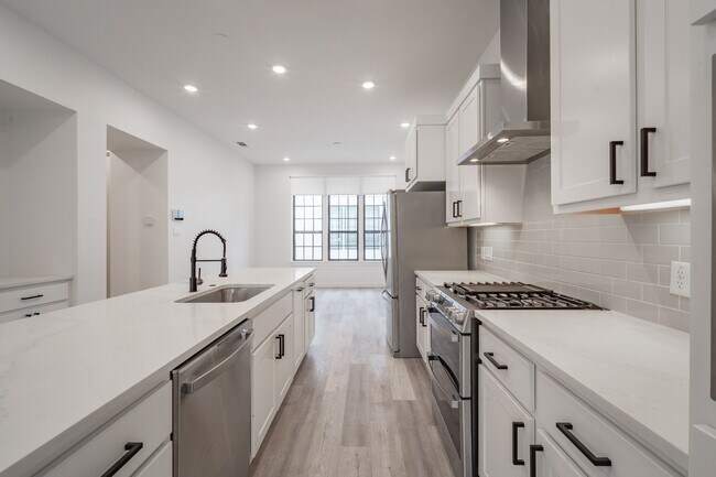 Building Photo - Modern 3-Story Townhome with Private Balcony & Attached Garage in the Heart of Dallas