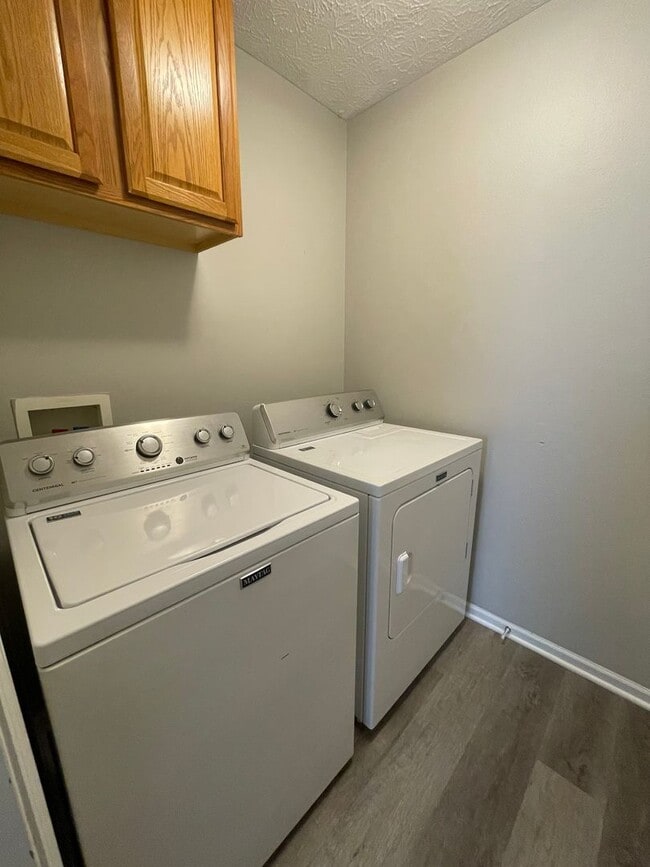 Building Photo - 3 Bedroom Single Family Home - Burnett Creek School District