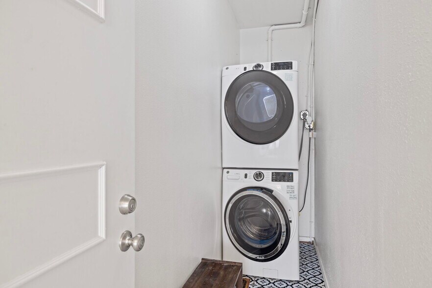 Building Photo - 2338 NW Hoyt St