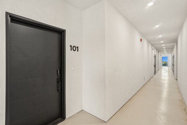 Building Photo - 206 N Chapparell Dr