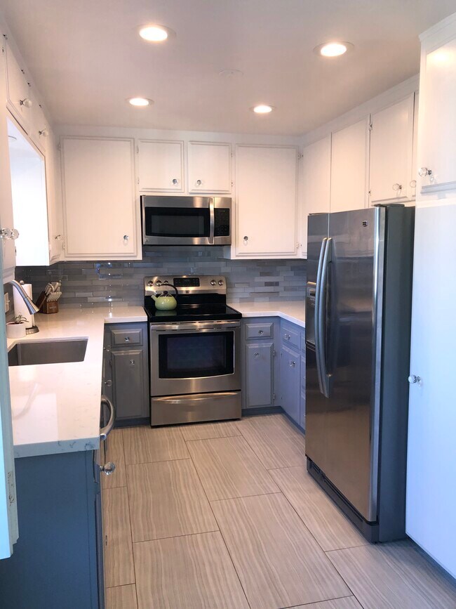 Building Photo - 2131 E 1st St