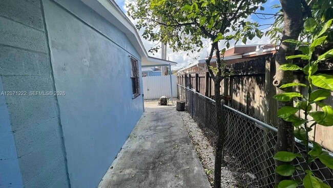 Building Photo - 2645 SW 33rd Ave