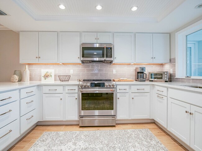 Building Photo - 8444 Oceanside Dr