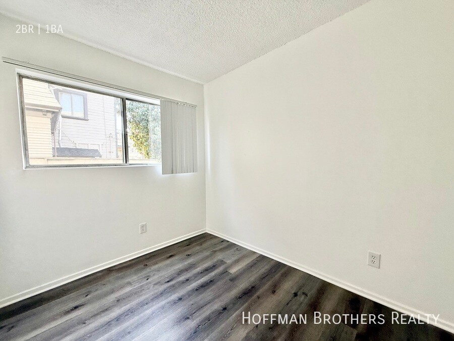 Building Photo - 1819 S Oxford Ave