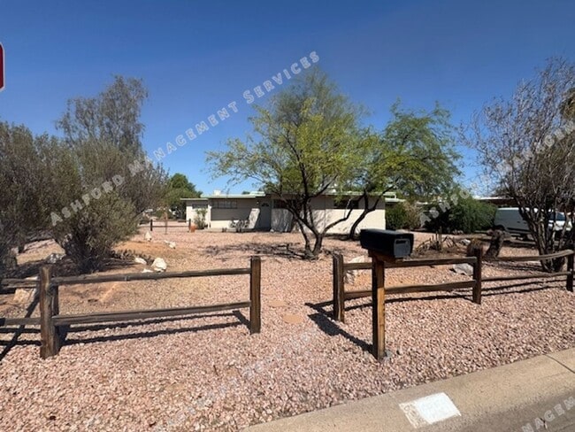 Building Photo - South Scottsdale huge corner lot 3 bedroom...