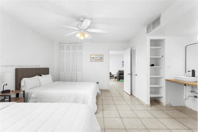 Building Photo - 9440 W Bay Harbor Dr