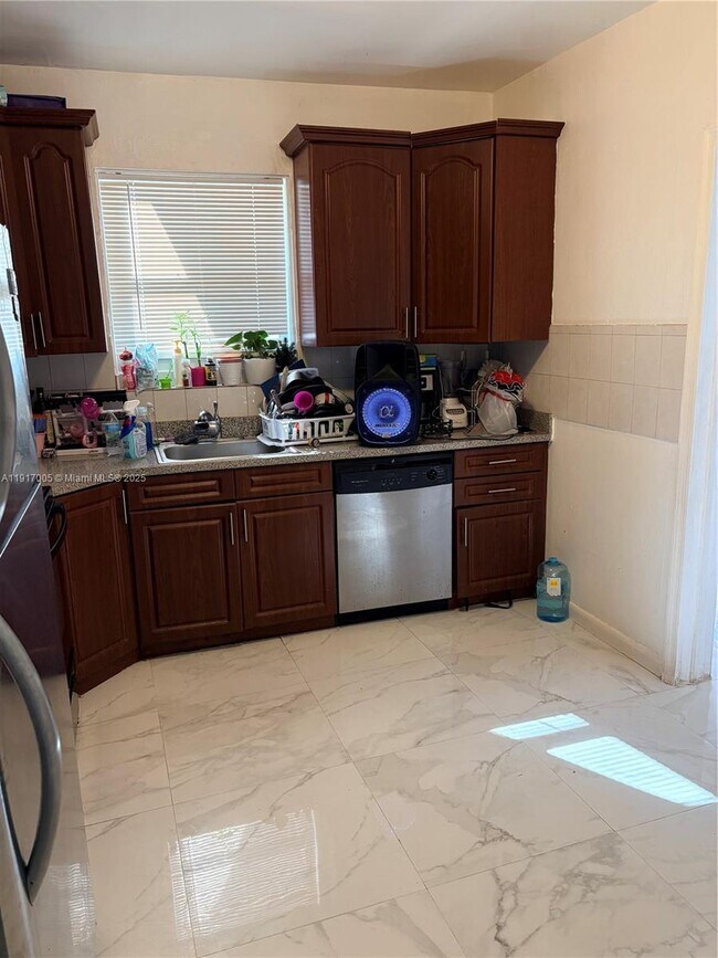 Building Photo - 1560 NW 25th Ave