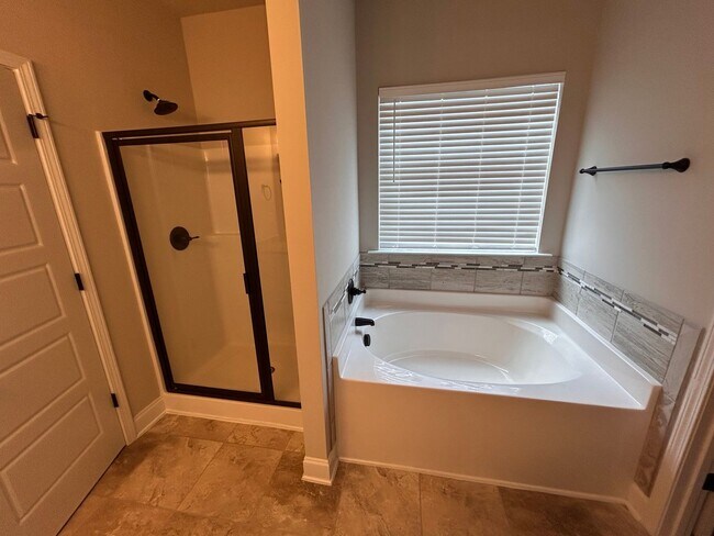 Building Photo - 204 Pebble Ln