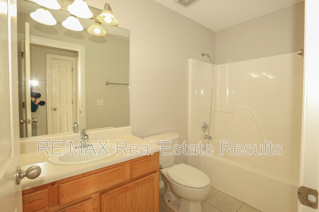 Building Photo - 1202 SW Cabriolet St