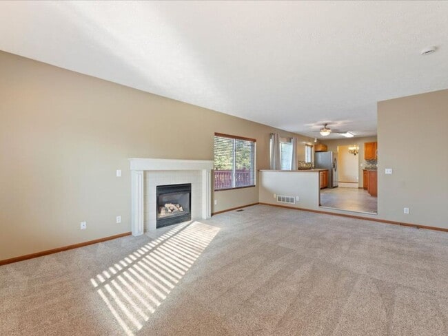 Building Photo - 4 bedroom, 3 bathroom - Available 9/15- Co...