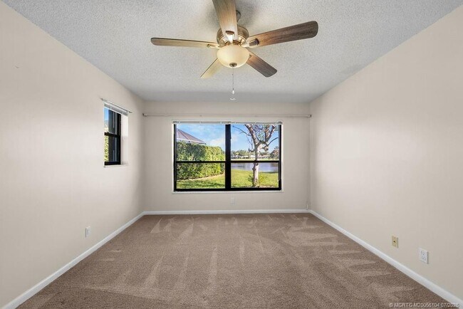 Building Photo - 2386 SW Creekside Dr