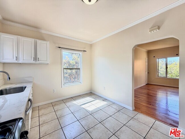 Building Photo - 605 1/2 Tularosa Dr