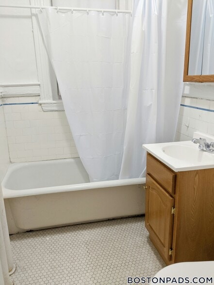 Building Photo - 235 Park Dr