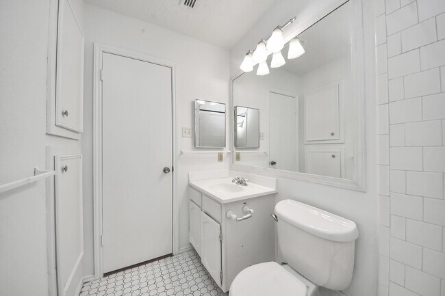 Building Photo - 17003 Amidon Dr