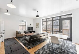 Building Photo - Gorgeous 2 bed 2 bath in the Uptown area