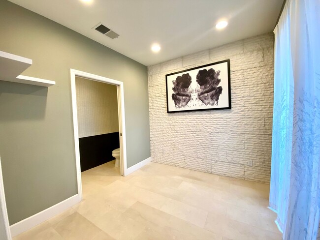 Building Photo - Pleasanton Andares townhouse 3 BD + office...