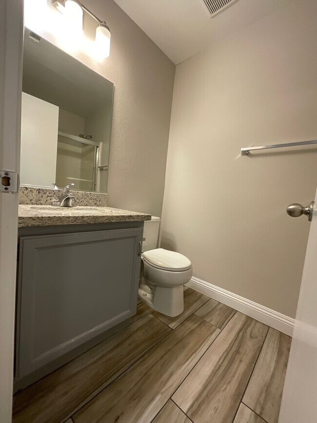 Building Photo - Single story 4br, 2bth, 2cg