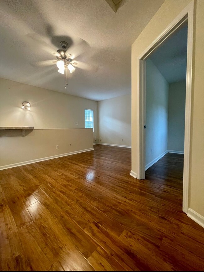 Building Photo - Spacious One Bedroom in Quiet 5 Plex with ...