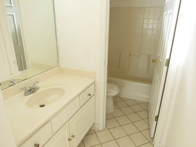 Building Photo - Rivergate area condo with 2 bedrooms, 2 ba...