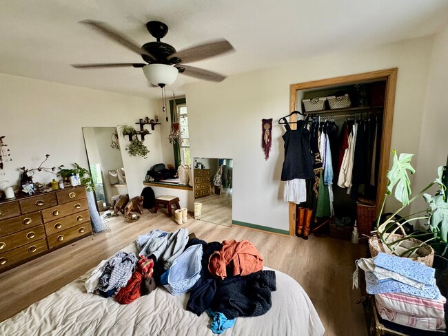 Building Photo - Newly renovated spacious 4 bedroom home in...