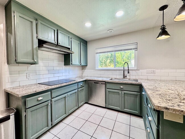 Building Photo - NOW AVAILABLE - 4 BED, 3 BATH, 2 CAR GARAG...